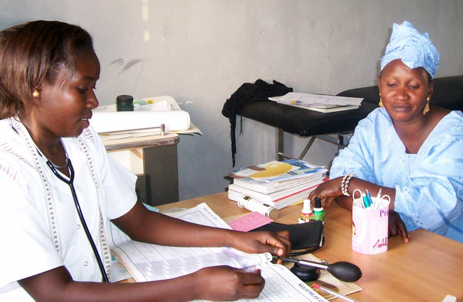 Una doctora pasa consulta en un centro de salud de Senegal.