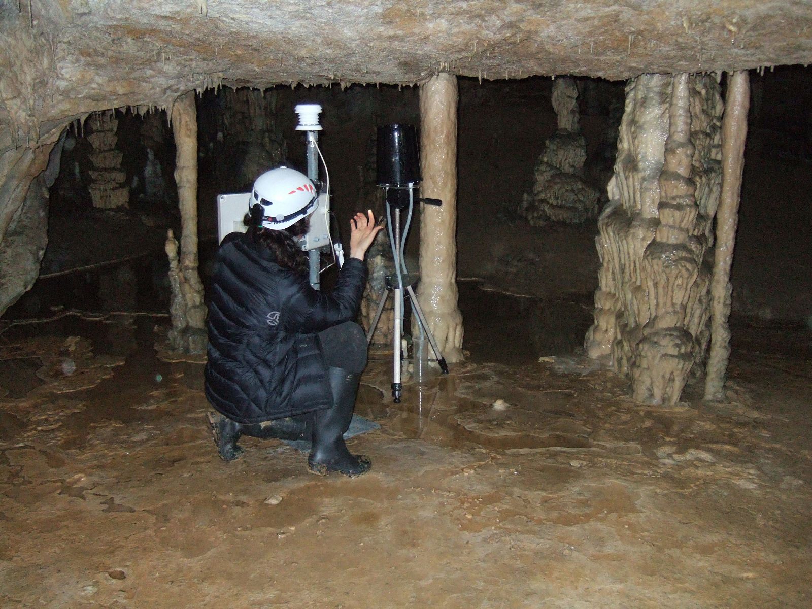 Investigadora haciendo mediciones en una de las cuevas estudiadas.
