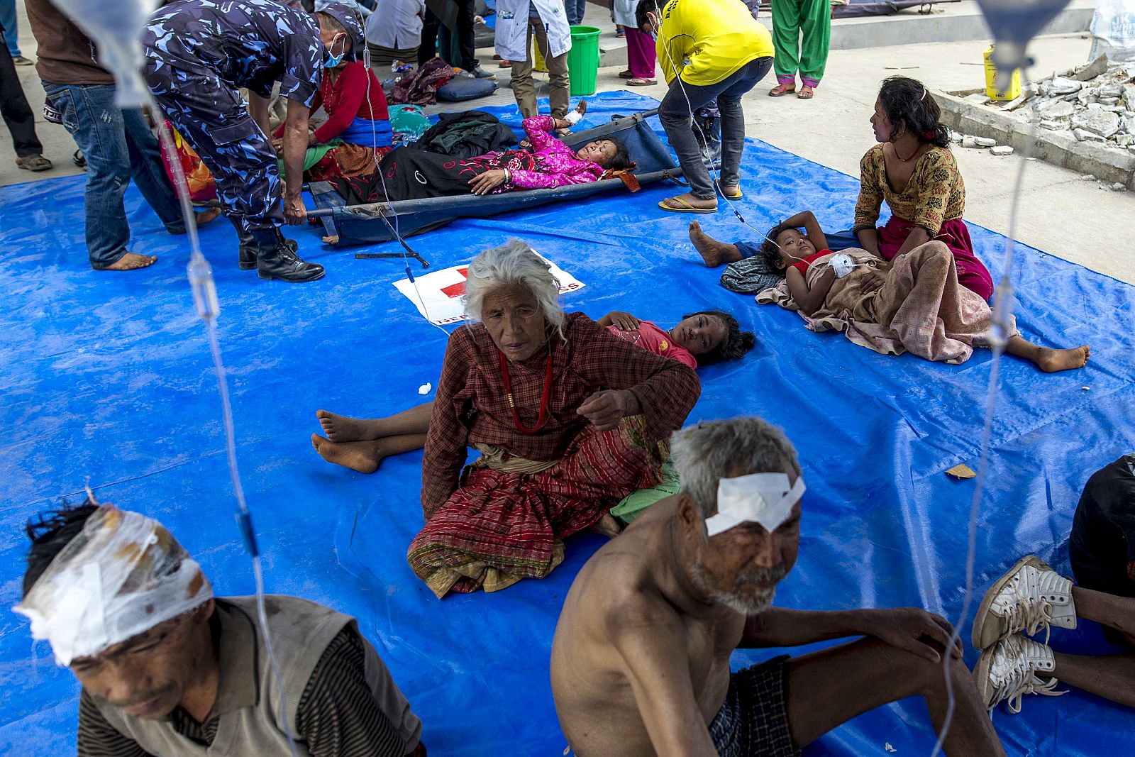Las víctimas del terremoto de Nepal reciben tratamiento al aire libre, en Dhading Besi.