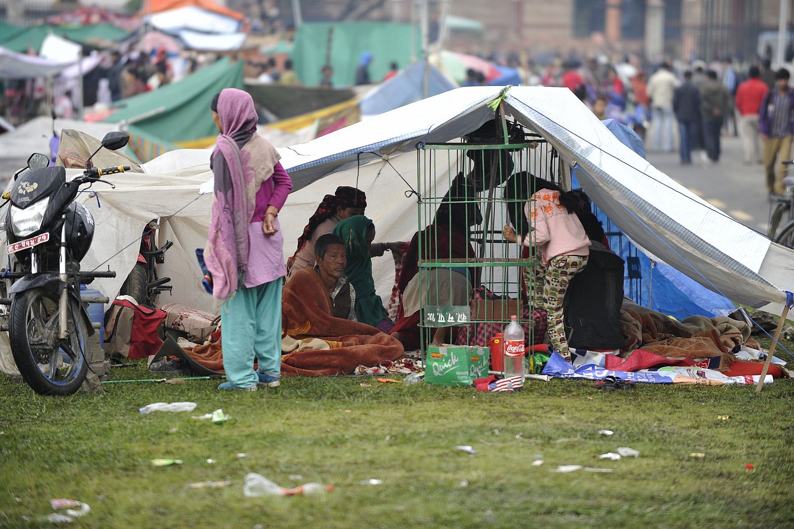 Nepaleses acampan en zonas abiertas de Katmandú tras el terremoto