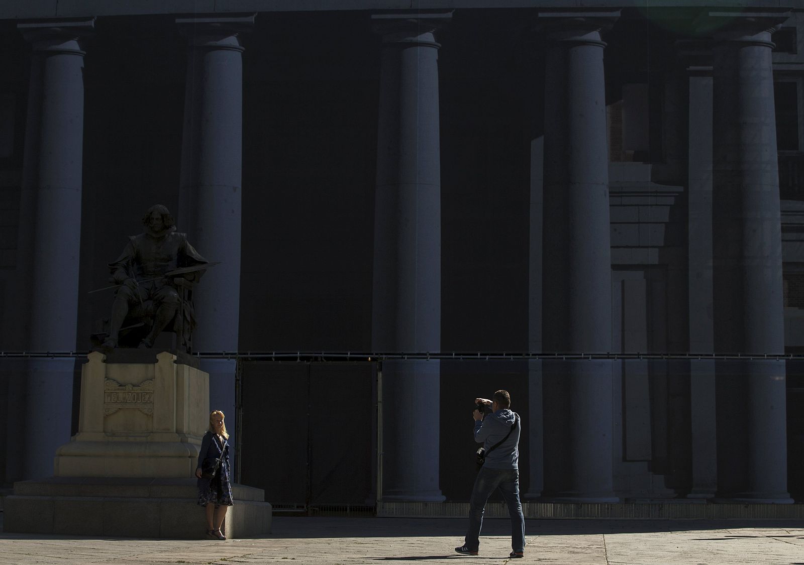 Unos turistas se hacen una foto delante del Museo del Prado