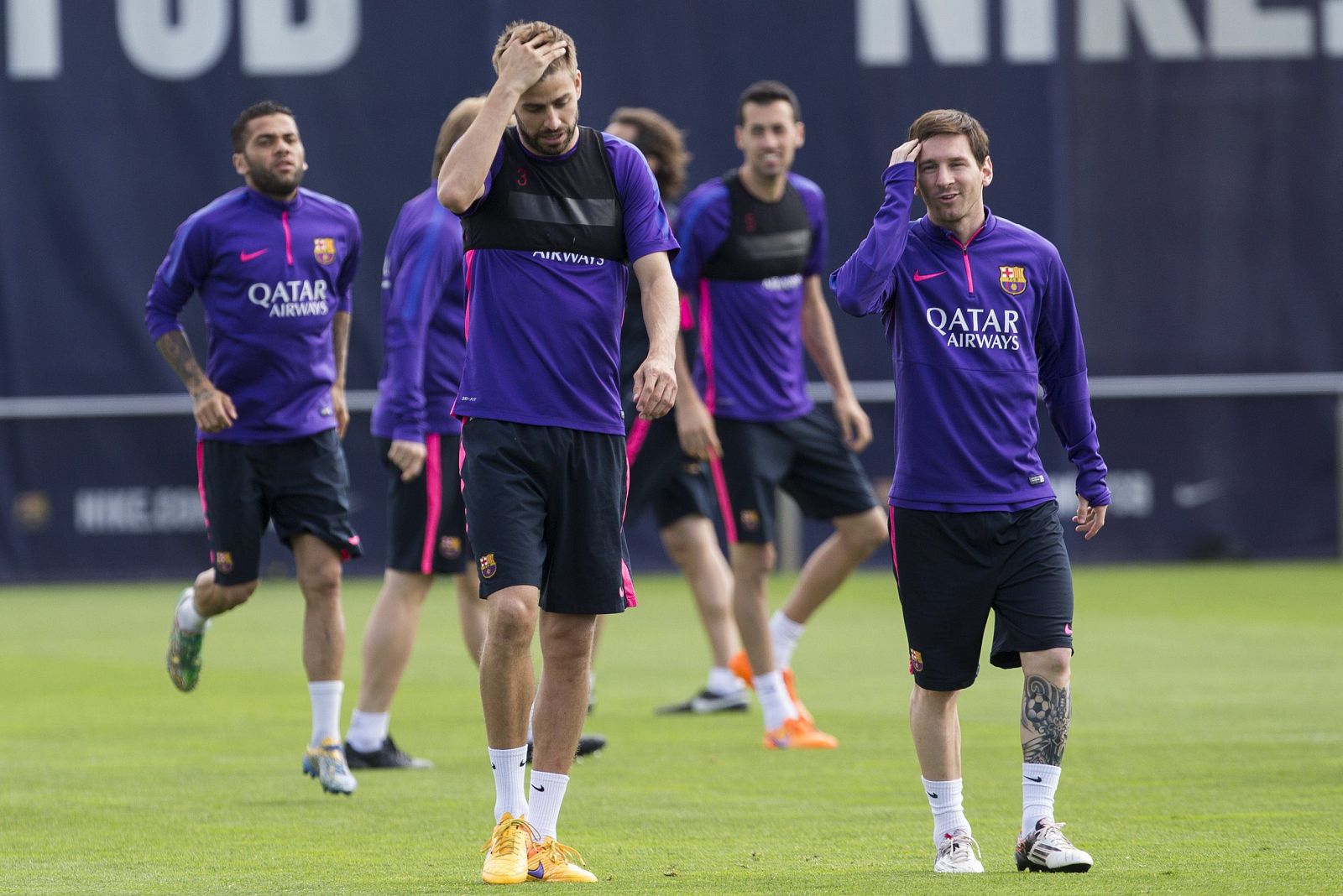 Los jugadores del FC Barcelona, Gerard Piqué y Leo Messi, durante el entrenameinto que el equipo azulgrana.