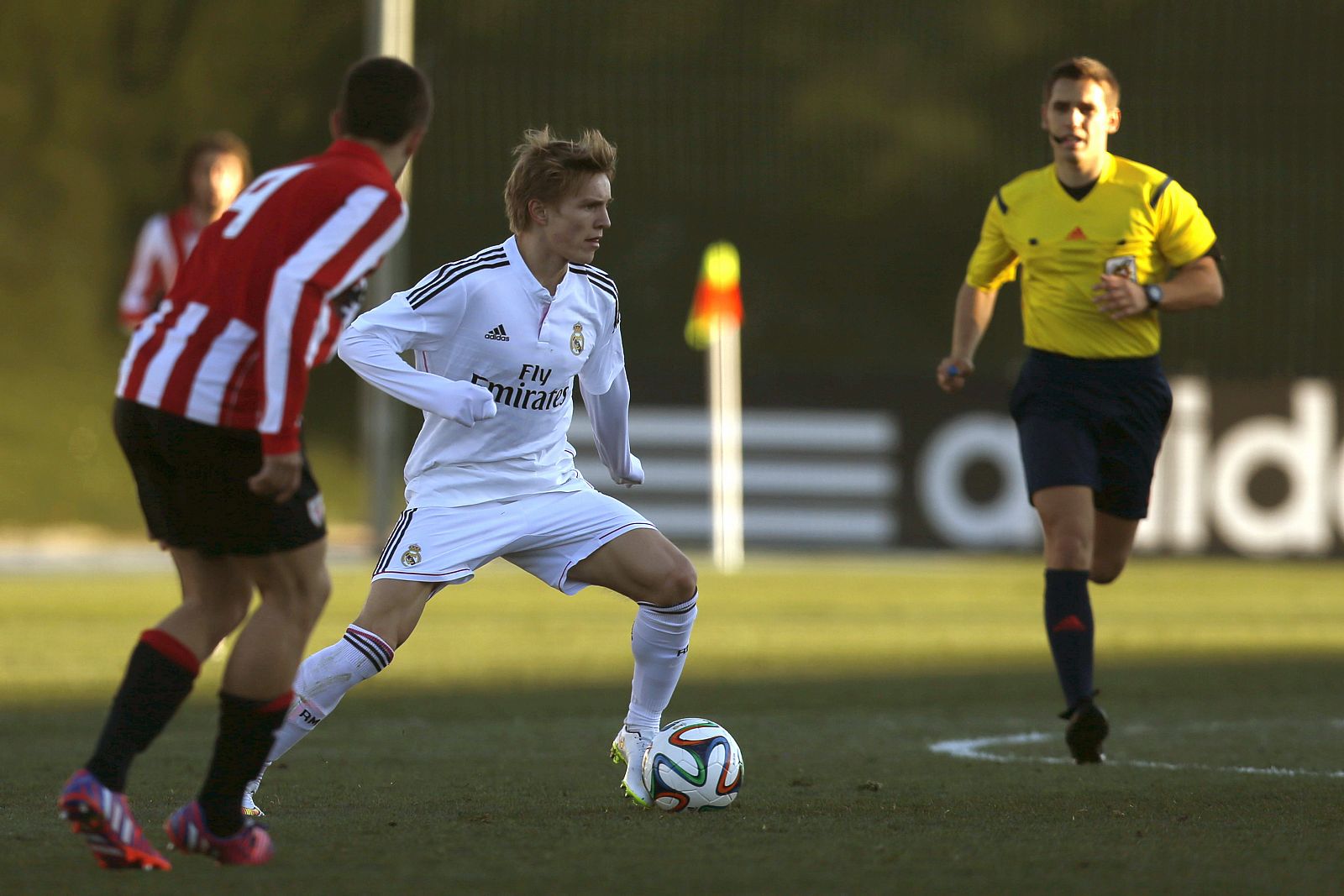 El centrocampista noruego de 16 años, Martin Odegaard (c), con el Real Madrid Castilla.