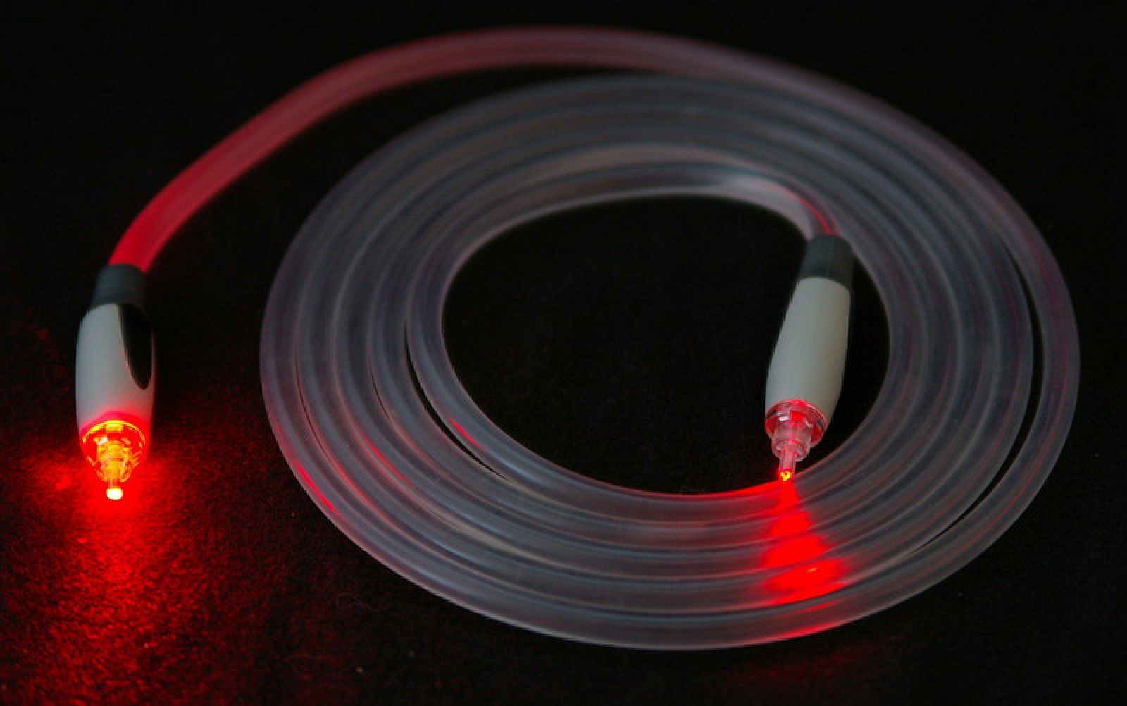 Cable de fibra óptica iluminado.