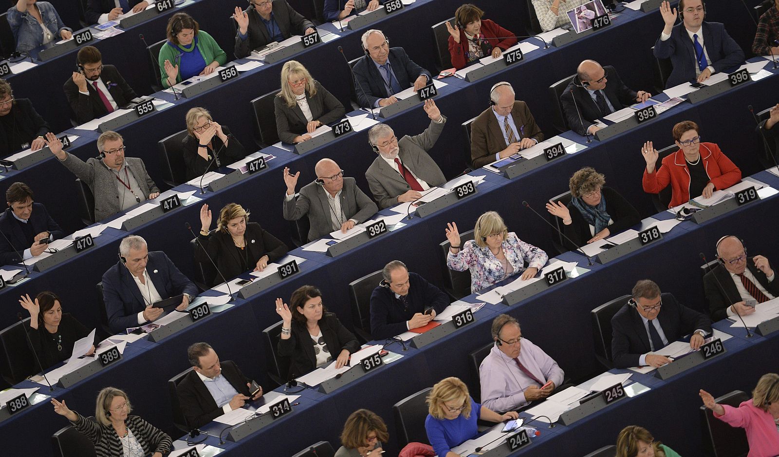 Vista general de los europarlamentarios mientras votan durante el pleno del Parlamento Europeo en Estrasburgo