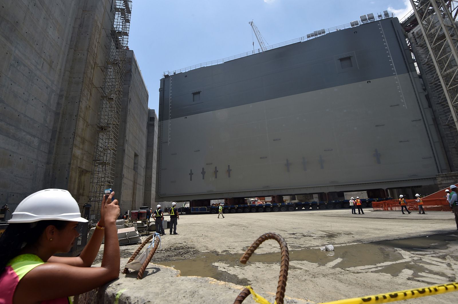 Instalación de una nueva esclusa del Canal de Panamá
