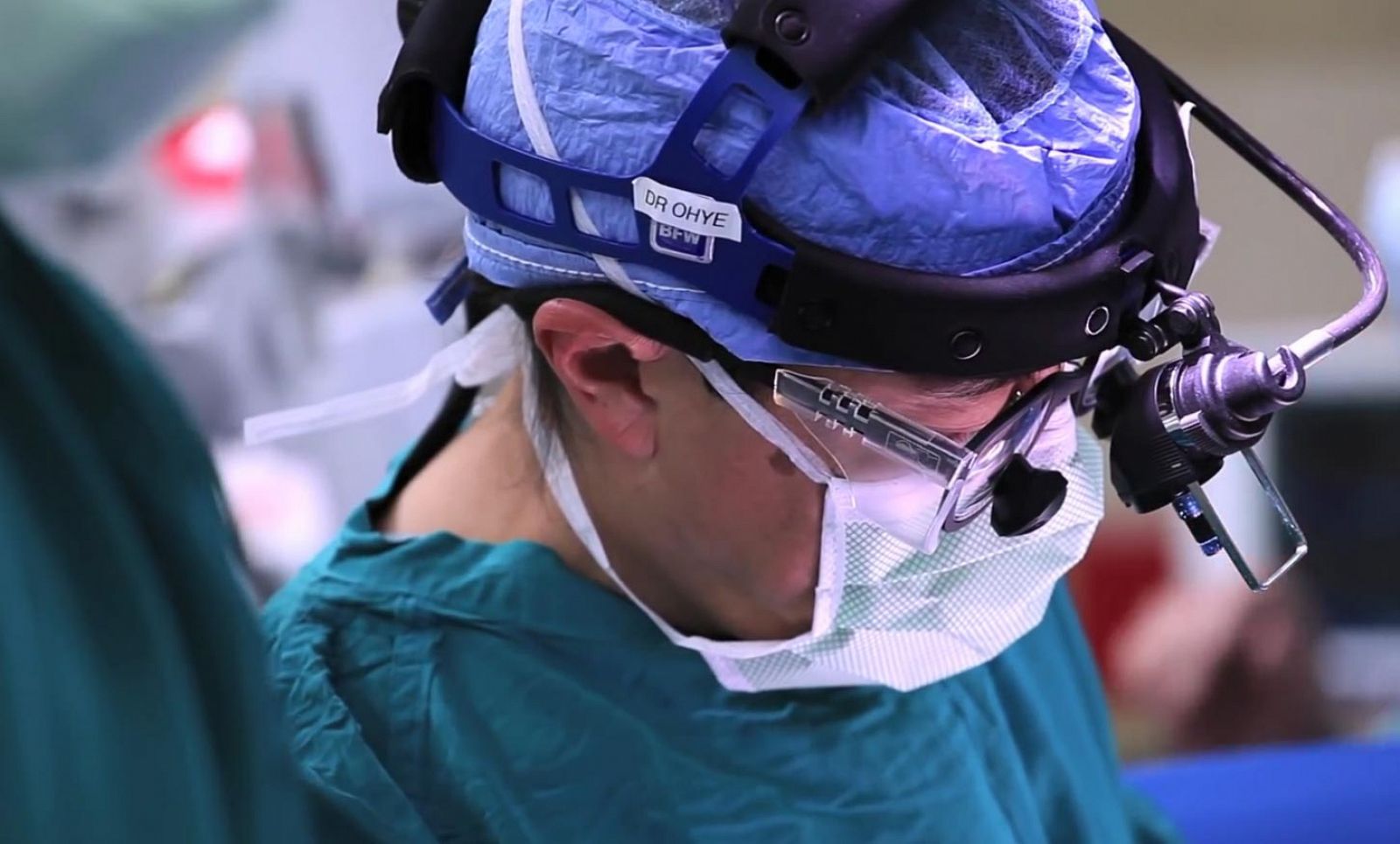 Uno de los cirujanos durante la operación para colocar la férula en uno de los bebés afectados.