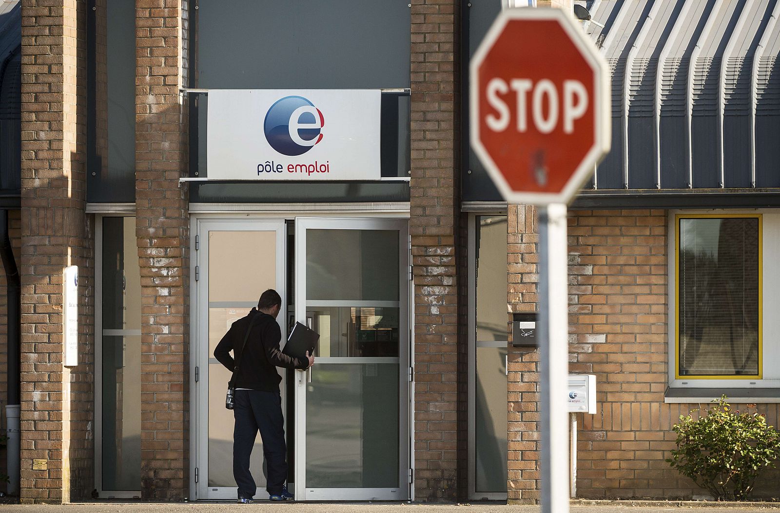 Un hombre entra en una oficina de empleo de la localidad francesa de Lille