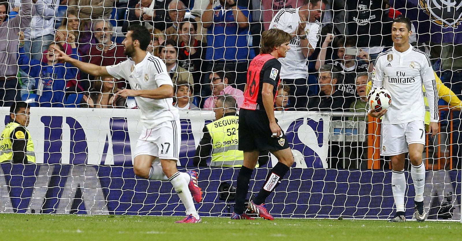 El defensa del Real Madrid Álvaro Arbeloa (i), junto a su compañero, el delantero portugués Cristiano Ronaldo (d), celebra el gol