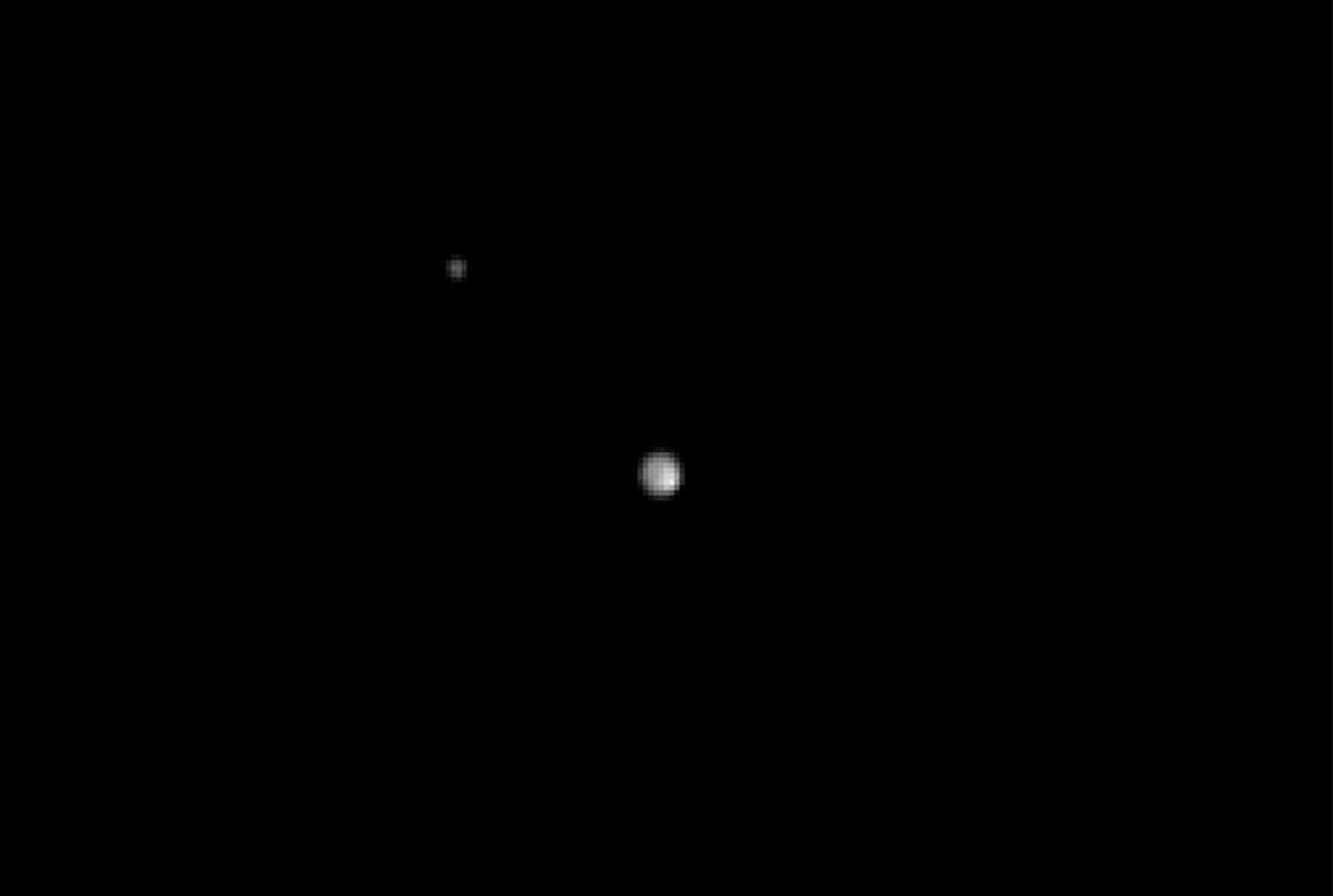 Imagen de Plutón y de su luna Caronte obtenida el 29 de abril.