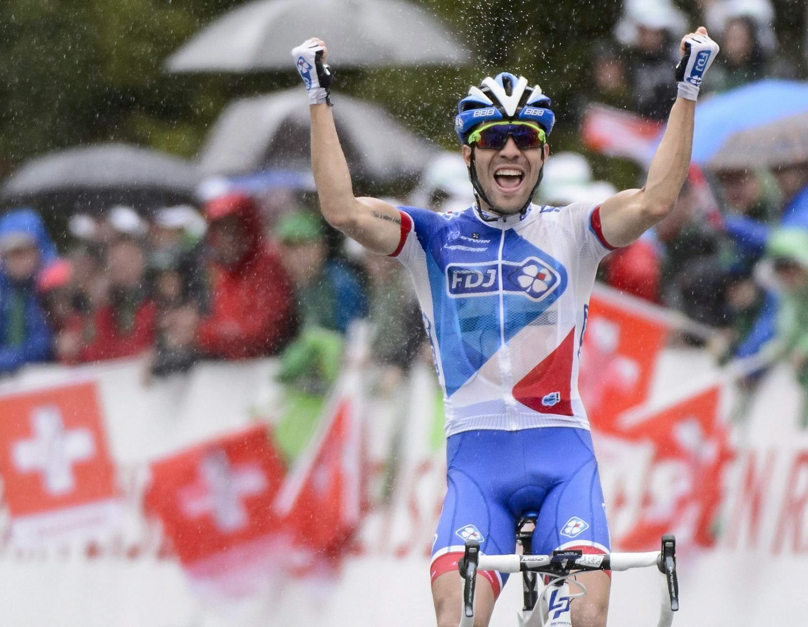 El francés Pinot celebra la victoria en la quinta etapa del Tour de Romandía