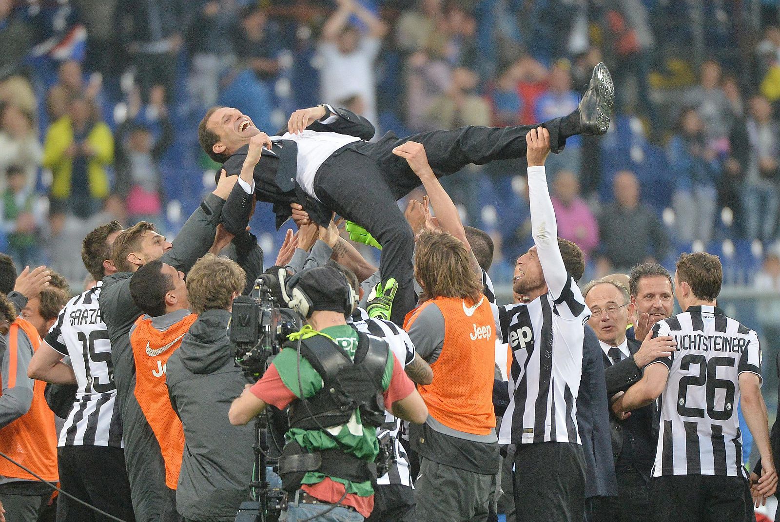 Los jugadores de la Juventus 'mantean' al técnico Massimo Allegri