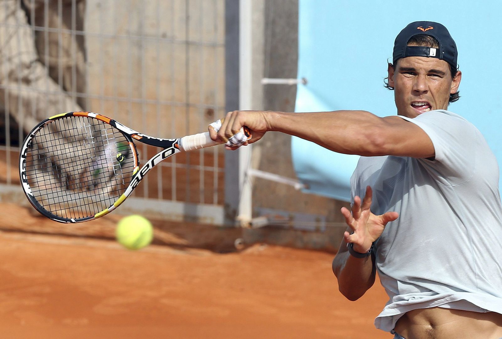 El tenista español Rafa Nadal, durante el entrenamiento en la Caja Mágica