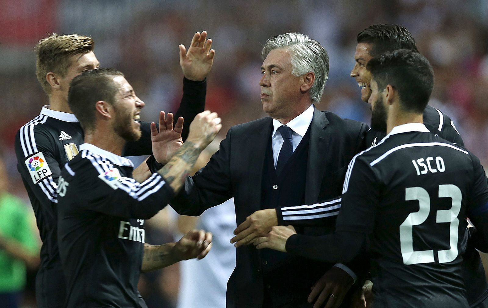 El entrenador italiano del Real Madrid, Carlo Ancelotti (3d), celebra con sus jugadores el tercer gol del equipo