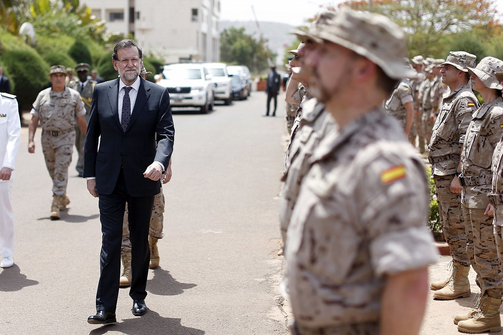 El presidente del Gobierno, Mariano Rajoy (i), en la visita que ha realizado a la Escuela de Mantenimiento de la Paz, sede del cuartel general de la misión europea.