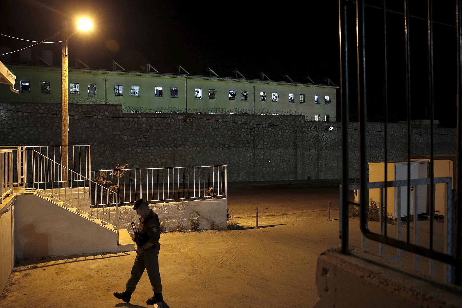 Un policía a las afueras de la cárcel de Korydalós, en Atenas.
