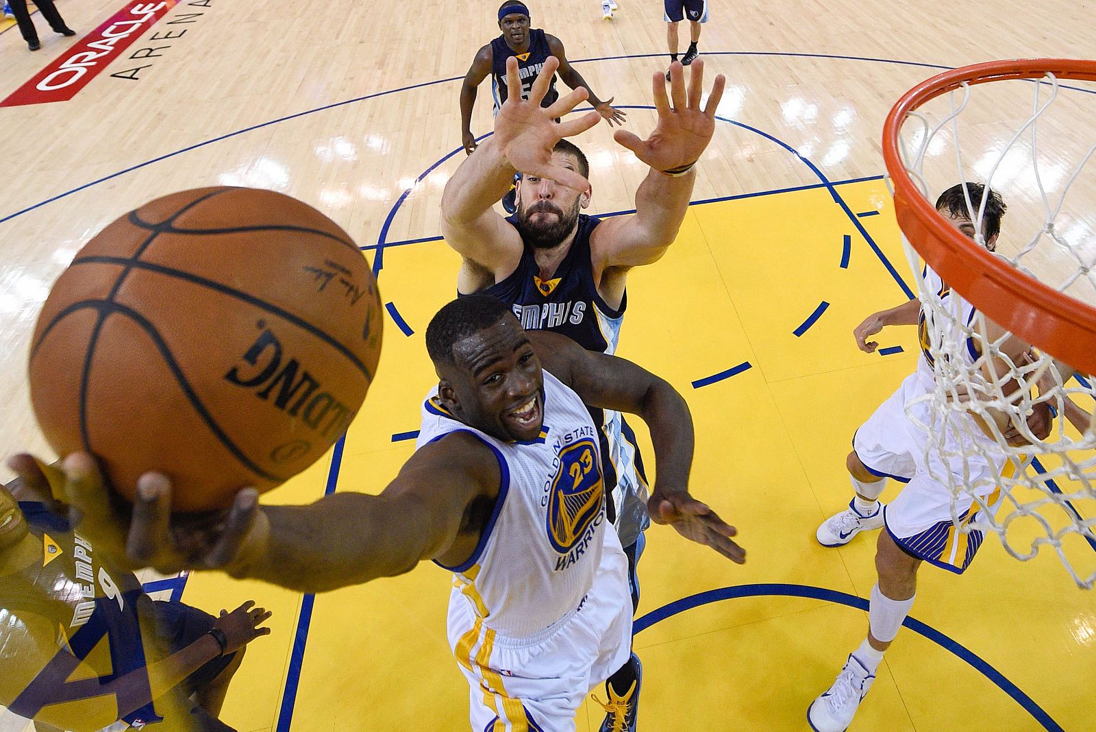 Draymond Green, jugador de los Warriors, se enfrenta al español Marc Gasol, de los Memphis Grizzlies, durante la primera mitad del primer partido de la serie de semifinales de la Conferencia Oeste.