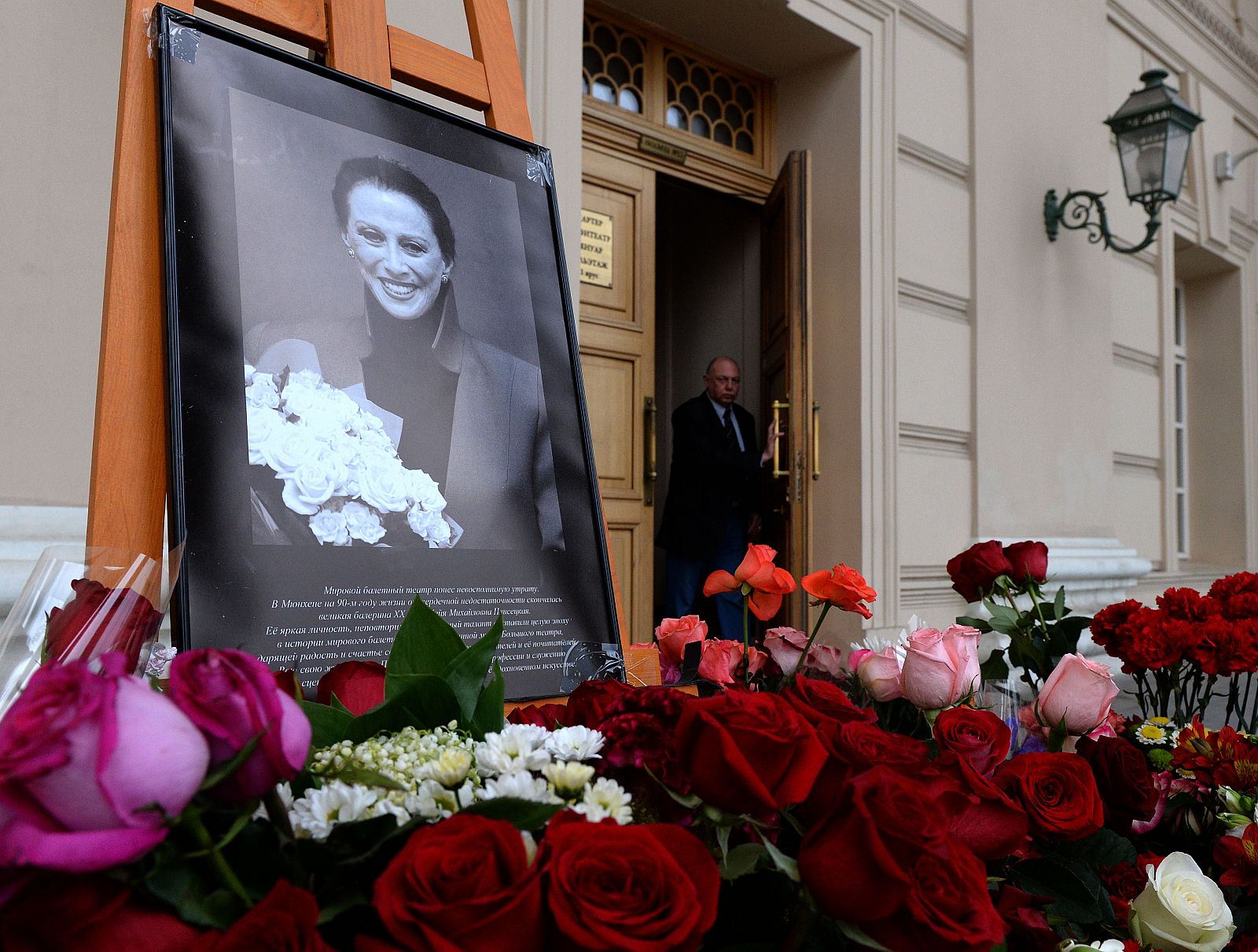 Un retrato de Maya Plisetskaya, adornado con rosas ante el teatro Bolshoi de Moscú este lunes 4 de mayo.