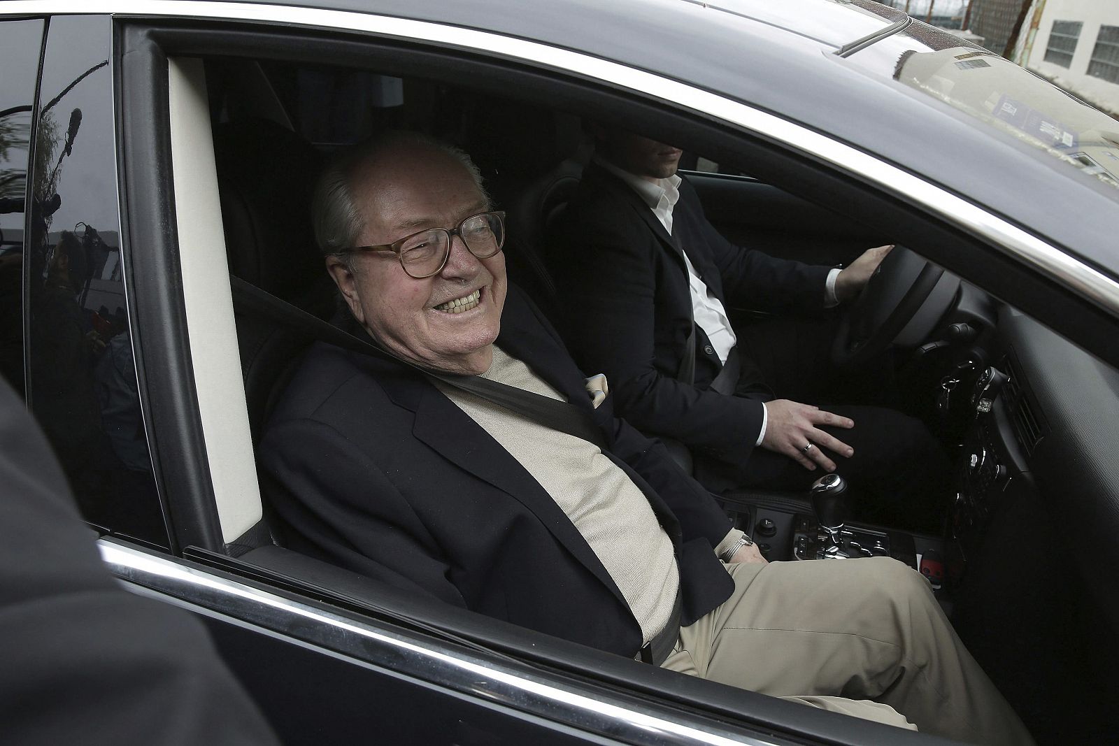 Jean-Marie Le Pen sonríe al abandonar la sede del partido este lunes a las afueras de París.