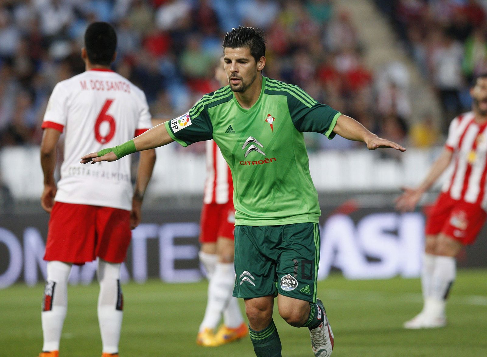 El delantero del Celta Nolito celebra un gol al Almería