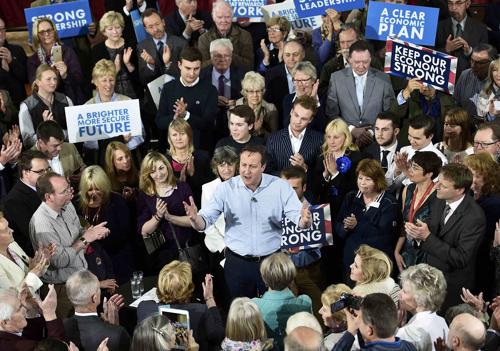 El primer ministro David Cameron gesticula en un mítin en el norte de Londres.