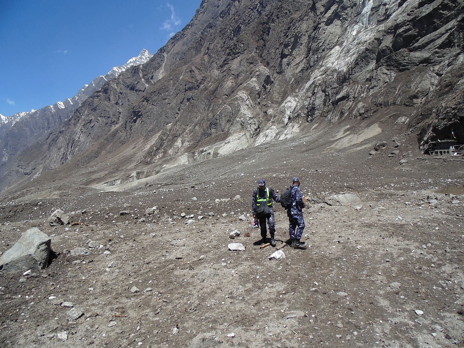 Unos soldados buscan cuerpos en el valle de Langtang, en el Nepal, donde el terremoto sorprendió a muchos montañeros.