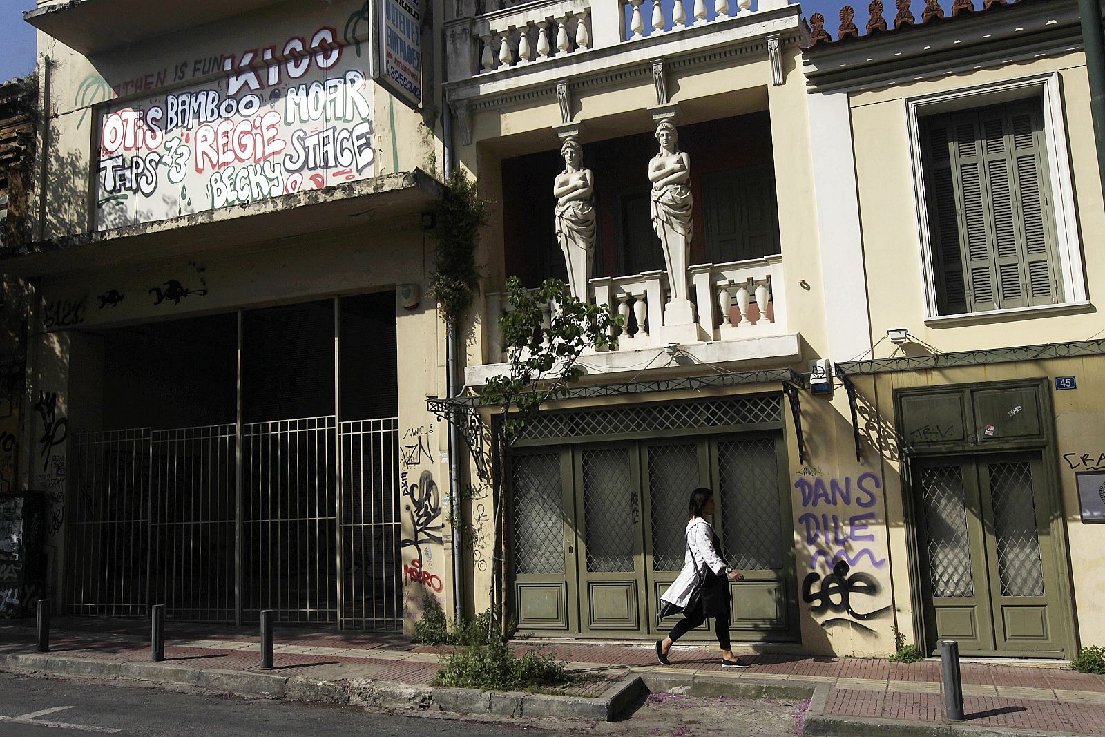 Una mujer camina por una calle del centro de Atenas