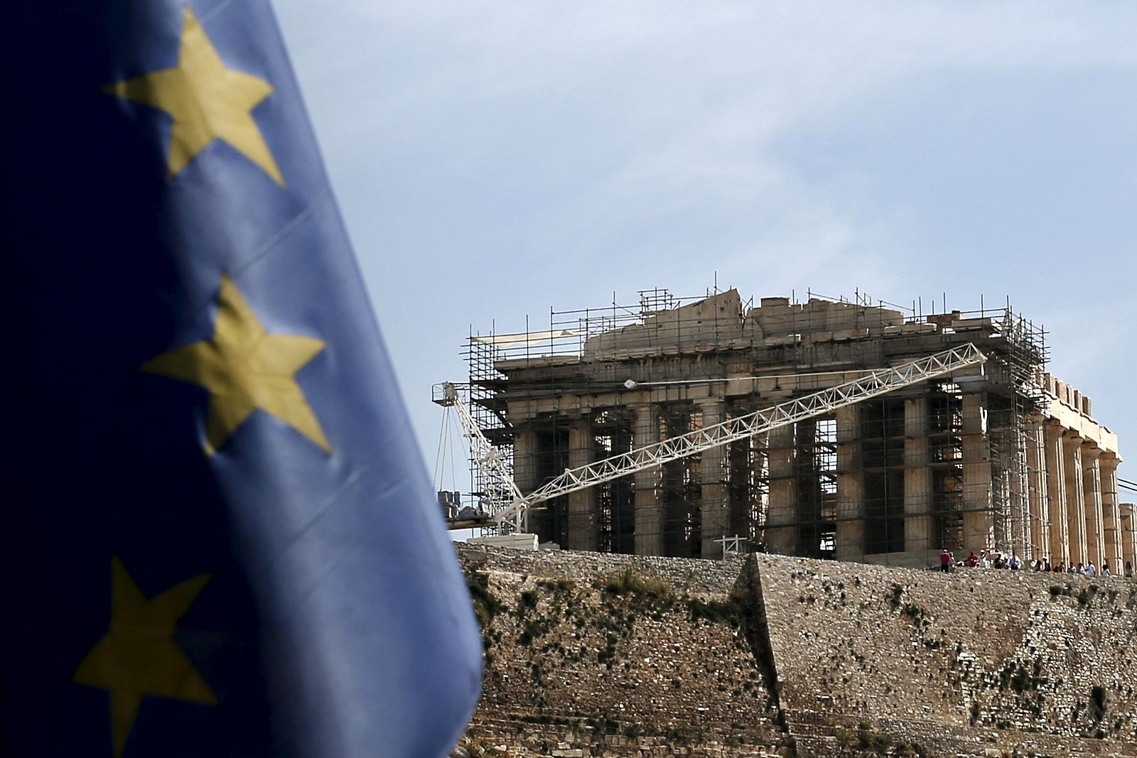 La bandera de la UE ondea con el Partenón en segundo plano