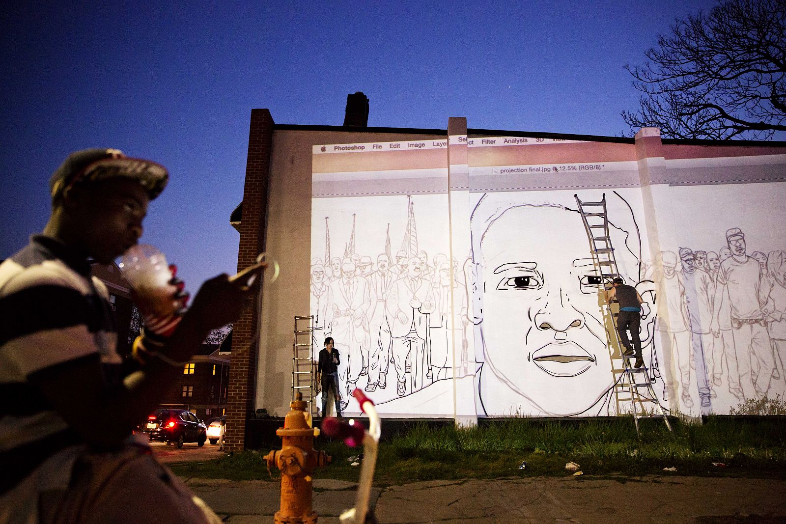 Un artista local de Baltimore pinta un mural en la calle en homenaje al jóven Freddie Gray