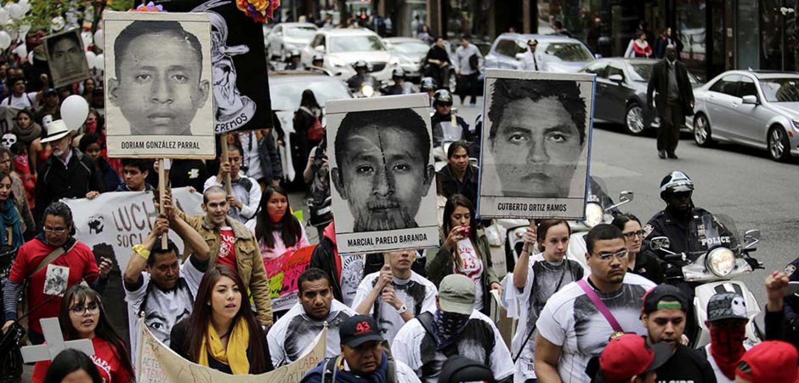Imagen de una de las manifestaciones organizada por las familias de los 43 estudiantes desaparecidos este pasado abril.