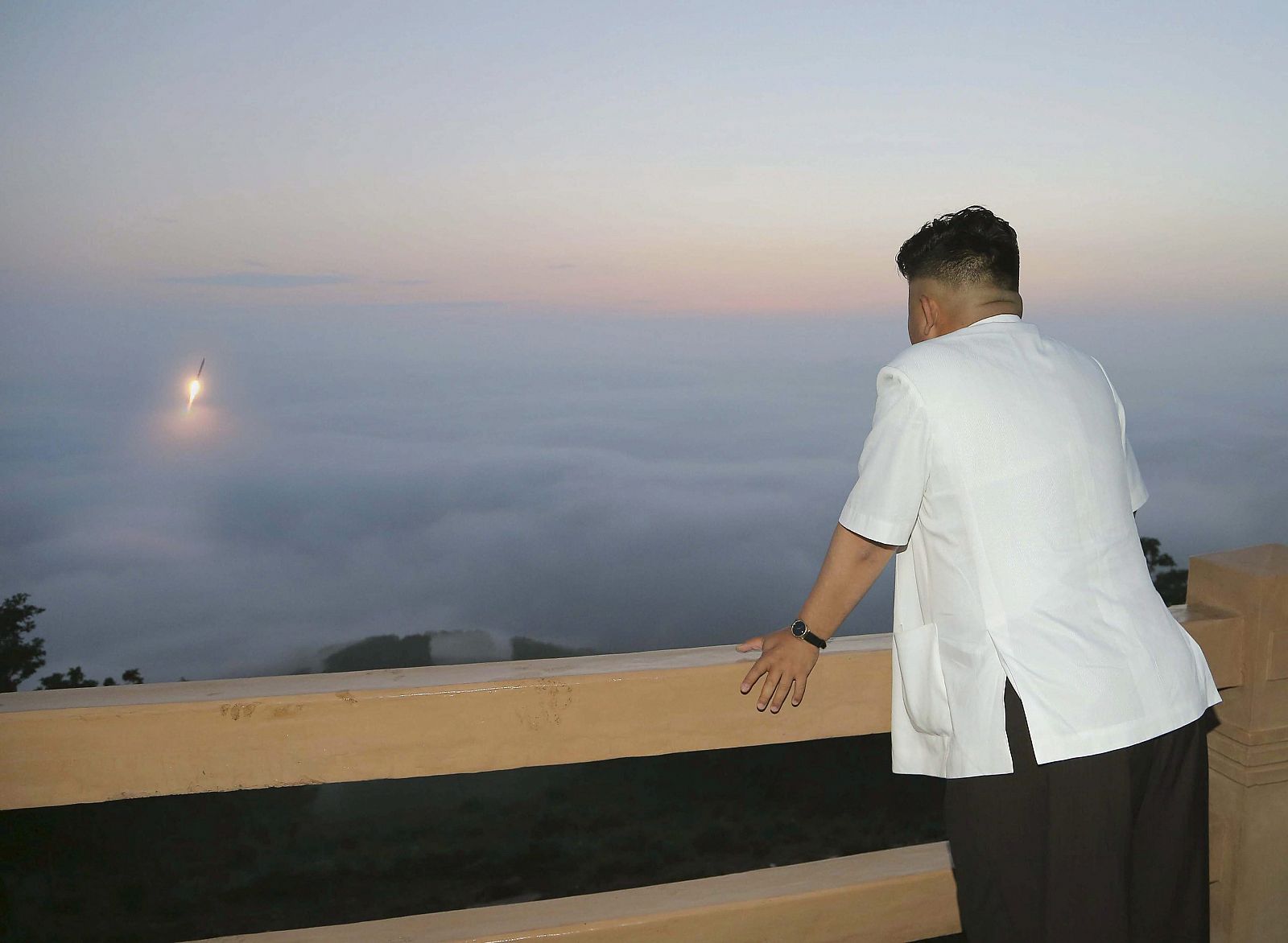Kim Jong-un observa el lanzamiento del misil