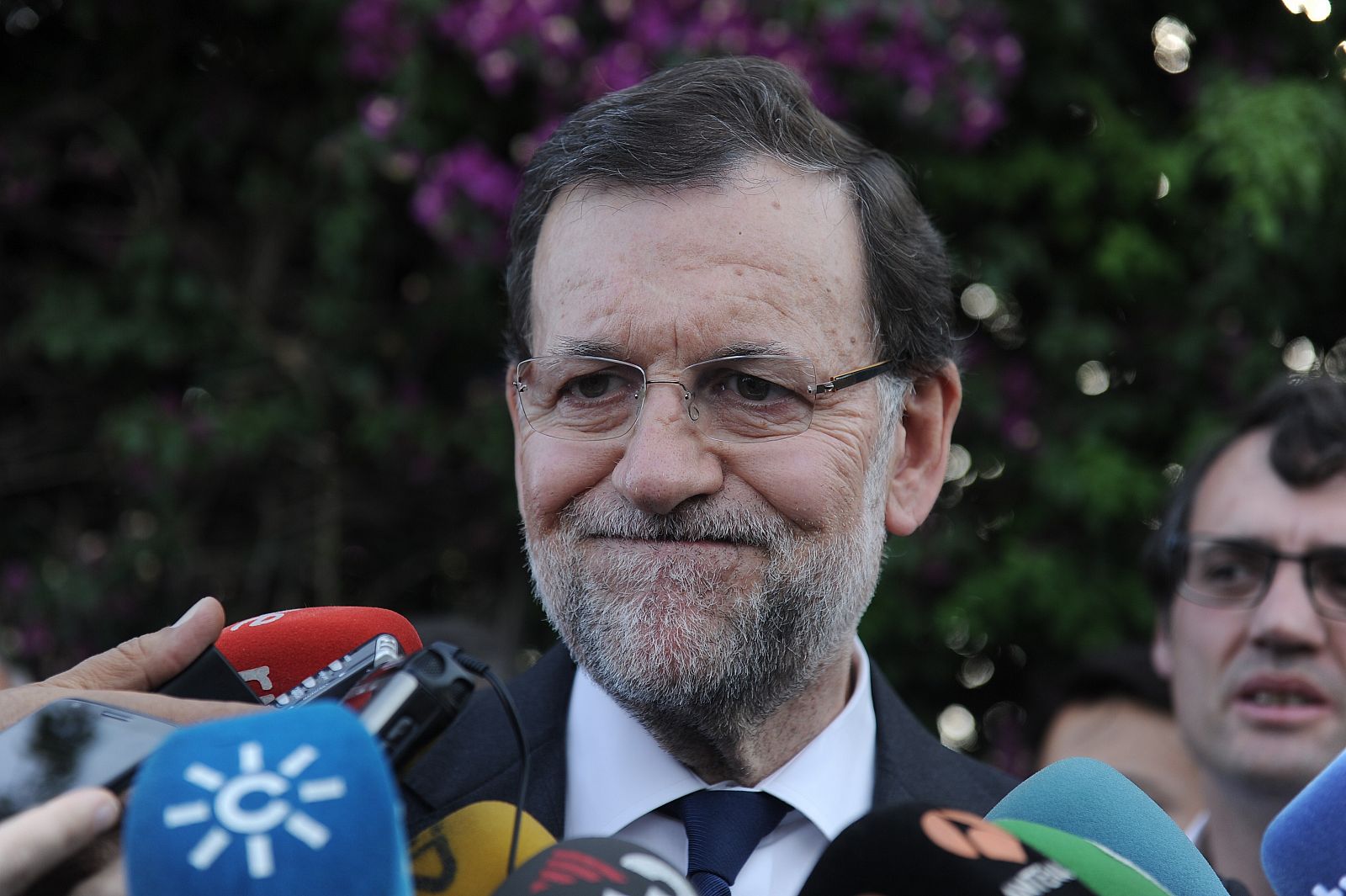 El presidente del Gobierno, Mariano Rajoy, hace declaraciones a los medios a su llegada esta tarde a la zona donde se ha estrellado el Airbus A400 M.