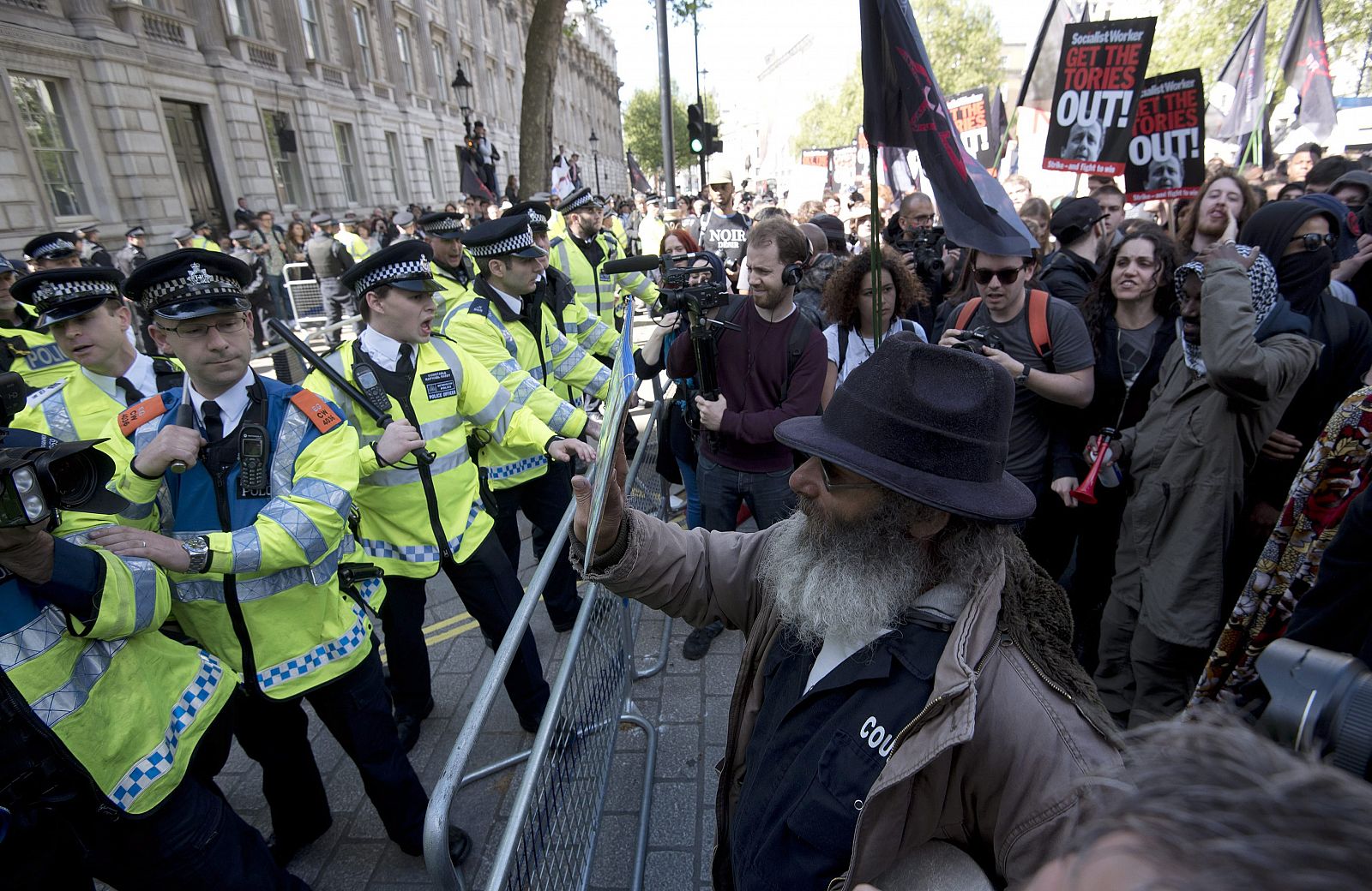 Momento de la protesta ante Downing Street contra el Gobierno del primer ministro conservador David Cameron.