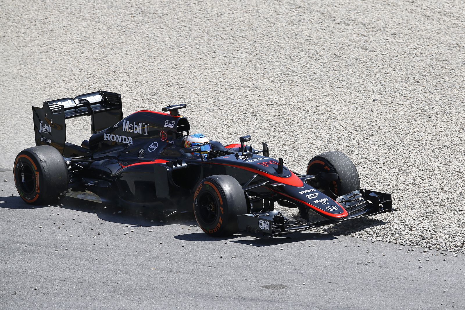 Fernando Alonso, obligado a abadonar por problemas de frenos.