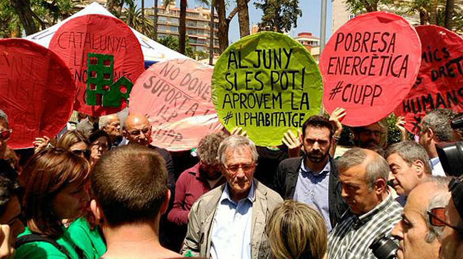 Miembros de la Plataforma Antidesahucios haciendo un escrache al alcalde de Barcelona, Xavier Trias.