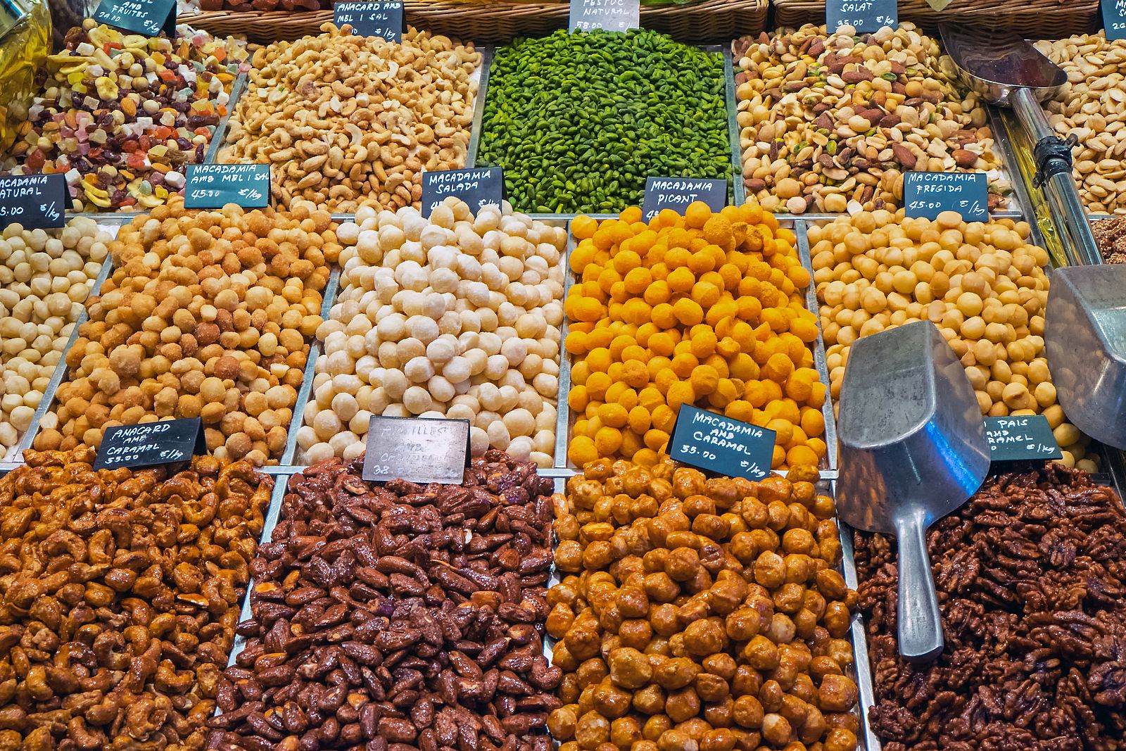 Selección de nueces y frutos secos en un mercado.