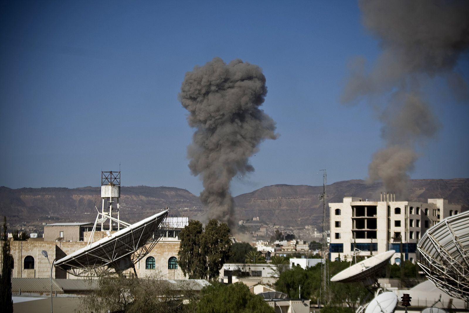 Imágen de los bombardeos saudíes conta un almacen de armas en la capital de Yemen