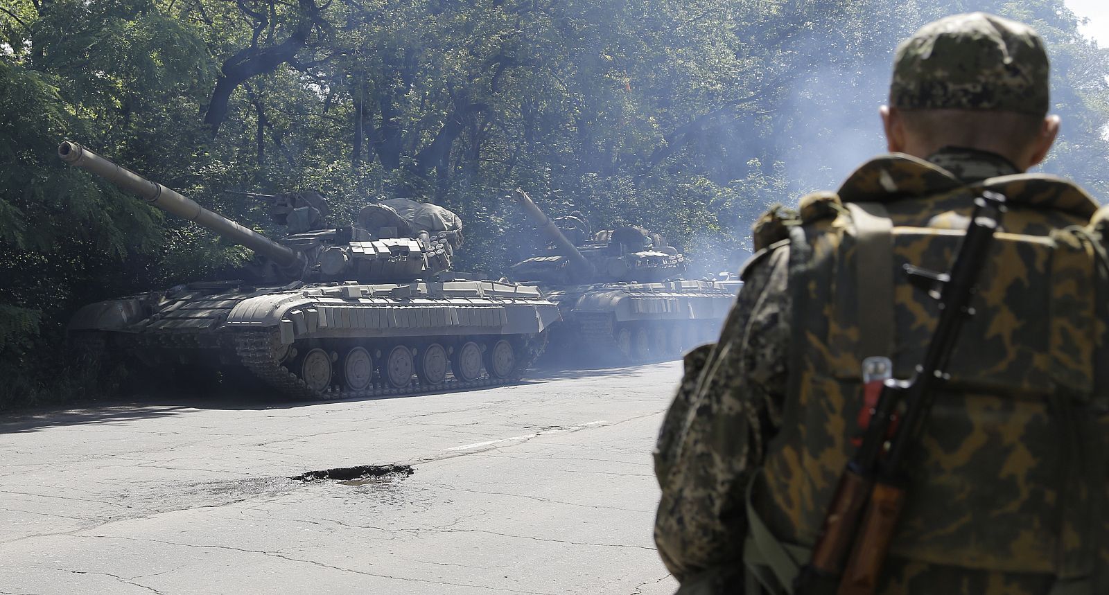 Tropas prorrusas vigilan una carretera en la región de Donetsk.