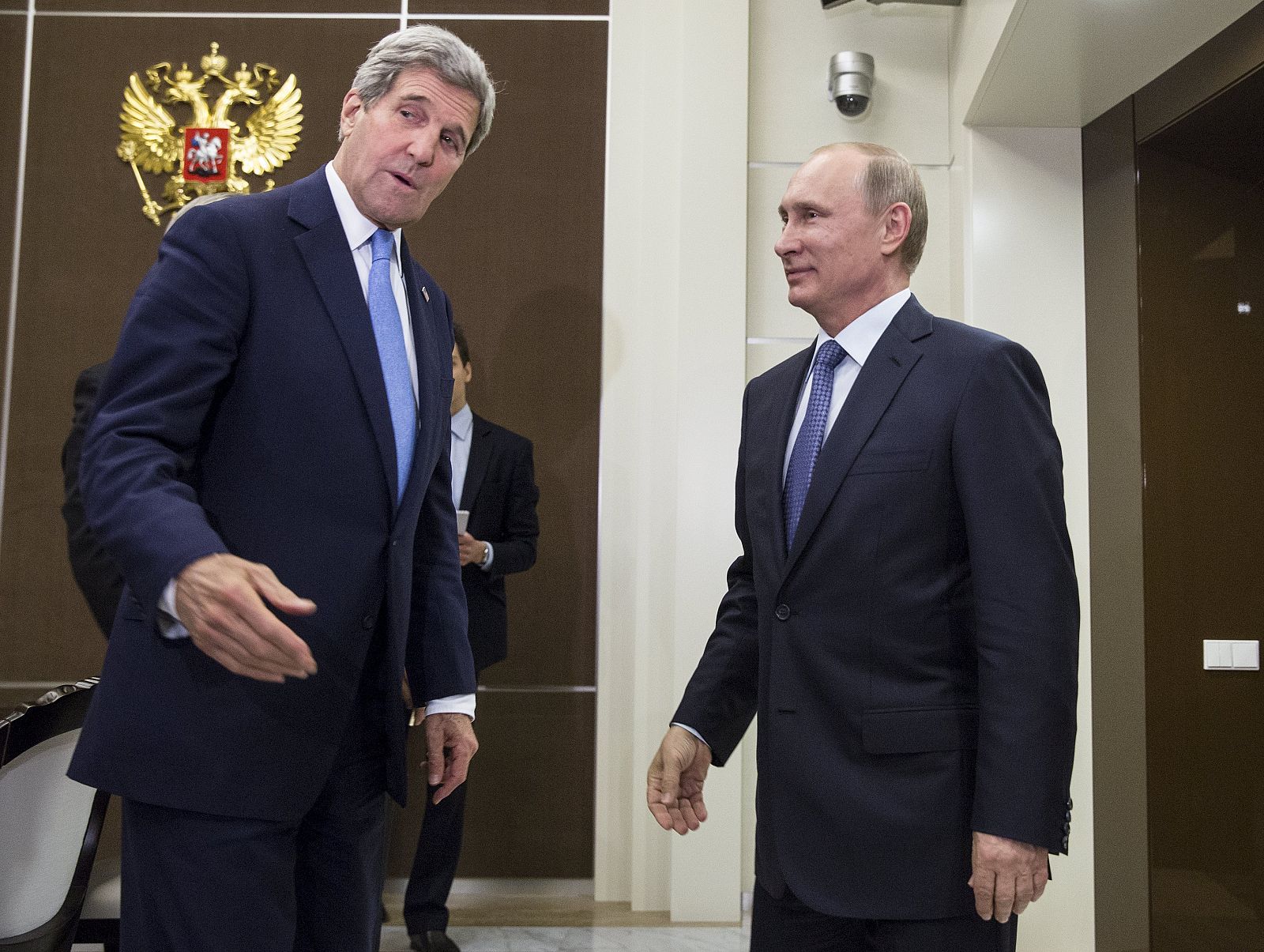 John Kerry y Vladímir Putin se saludan antes de la reunión en la residencia de verano del presidente ruso en Sochi.