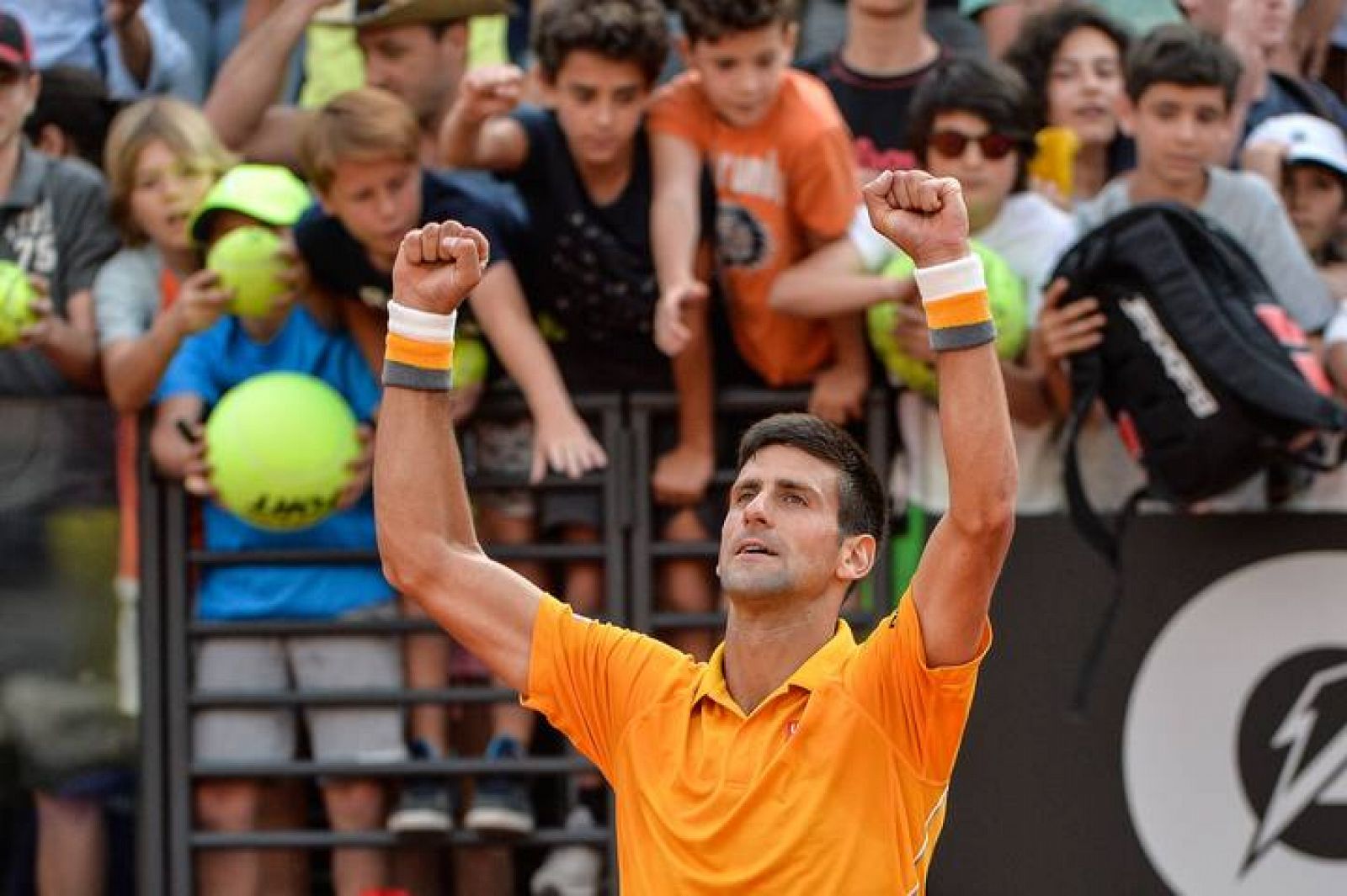 Novak Djokovic celebra su victoria sobre Almagro