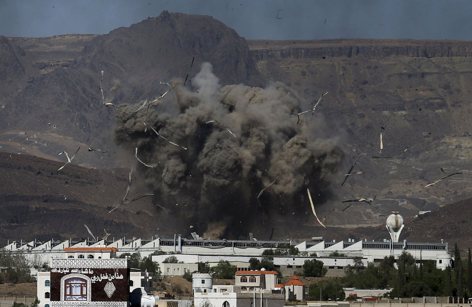 Bombardeo contra posiciones hutíes en Saná, el martes 12 de mayo