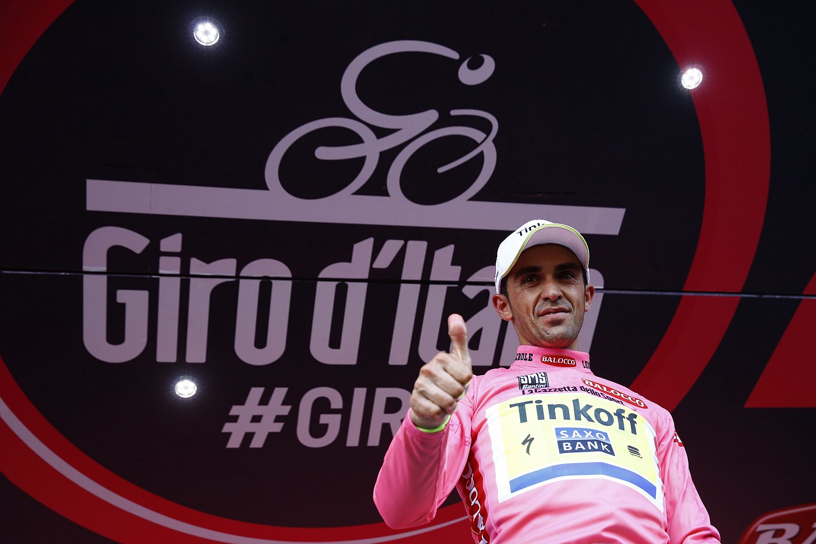 Imagen de Alberto Contador en el podio de la quinta etapa del Giro de Italia.