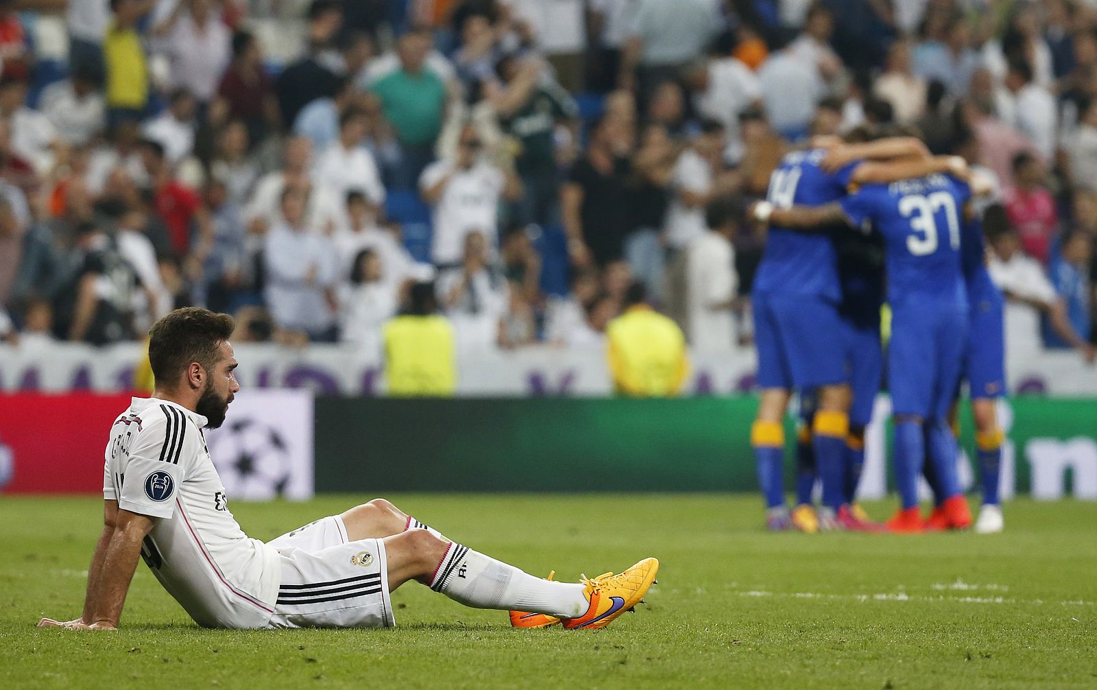 Carvajal, desolado, contrasta con la celebración de los jugadores de la Juventus.