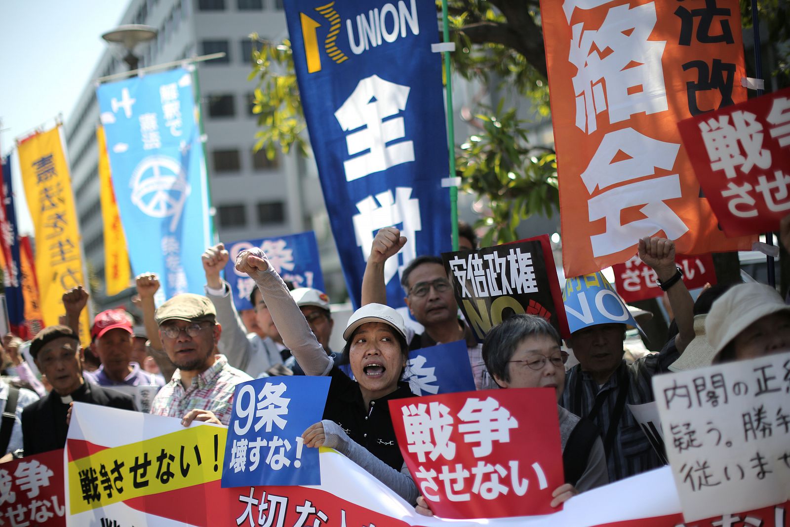Cientos de personas protestan frente a la oficial del primer ministro japonés en Tokio por la nueva normativa de Defensa.