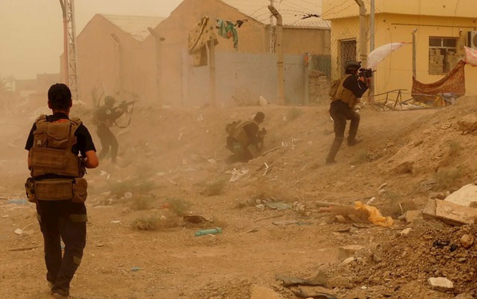Las fuerzas de seguridad iraquíes defienden sus cuarteles de los combatientes del Estado Islámico en Ramadi, Irak.