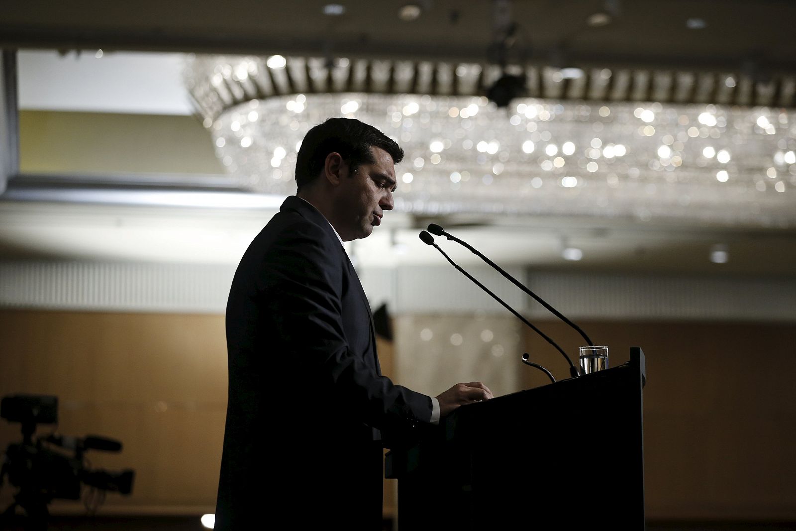 El primer ministro griego, Alexis Tsipras, pronuncia su conferencia en un foro organizado por The Economist en Atenas.