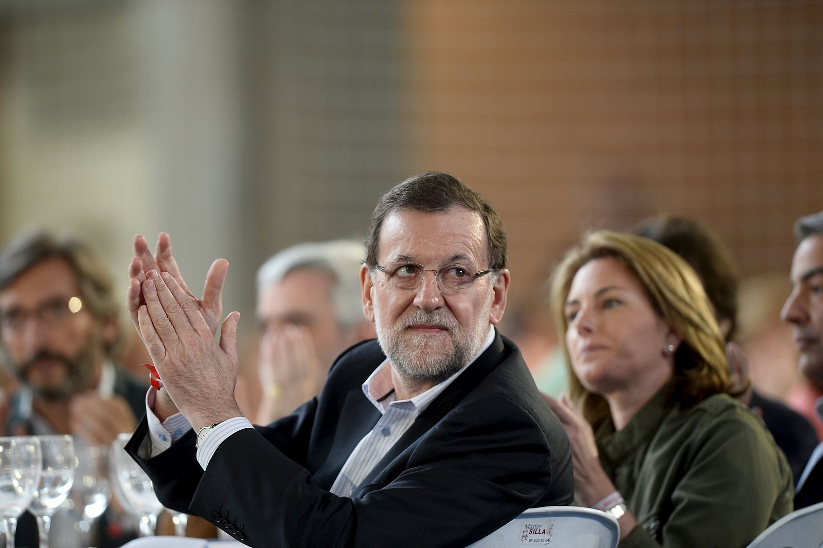 Rajoy junto a la presidenta del PP vasco, Arantza Quiroga (d) este sábado en Vitoria