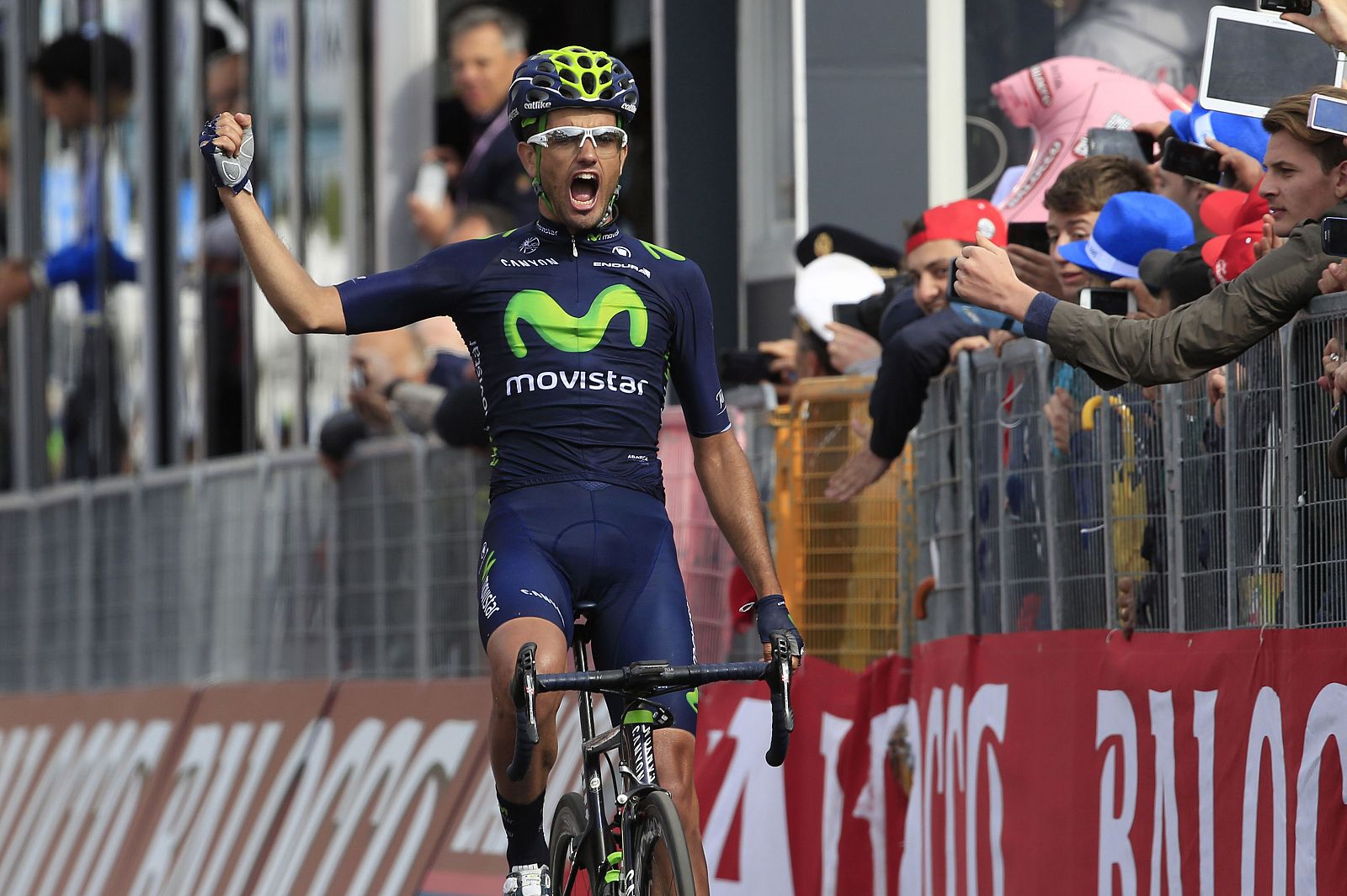Beñat Intxausti celebra la victoria en la etapa 8 del Giro de Italia 2015.