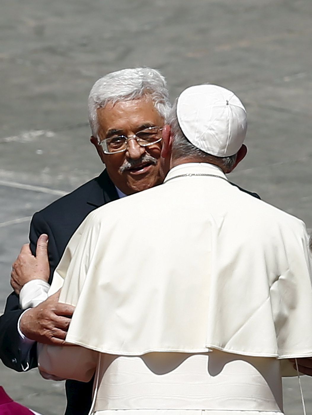 El papa Francisco saluda al líder palestino, Mahmud Abbas