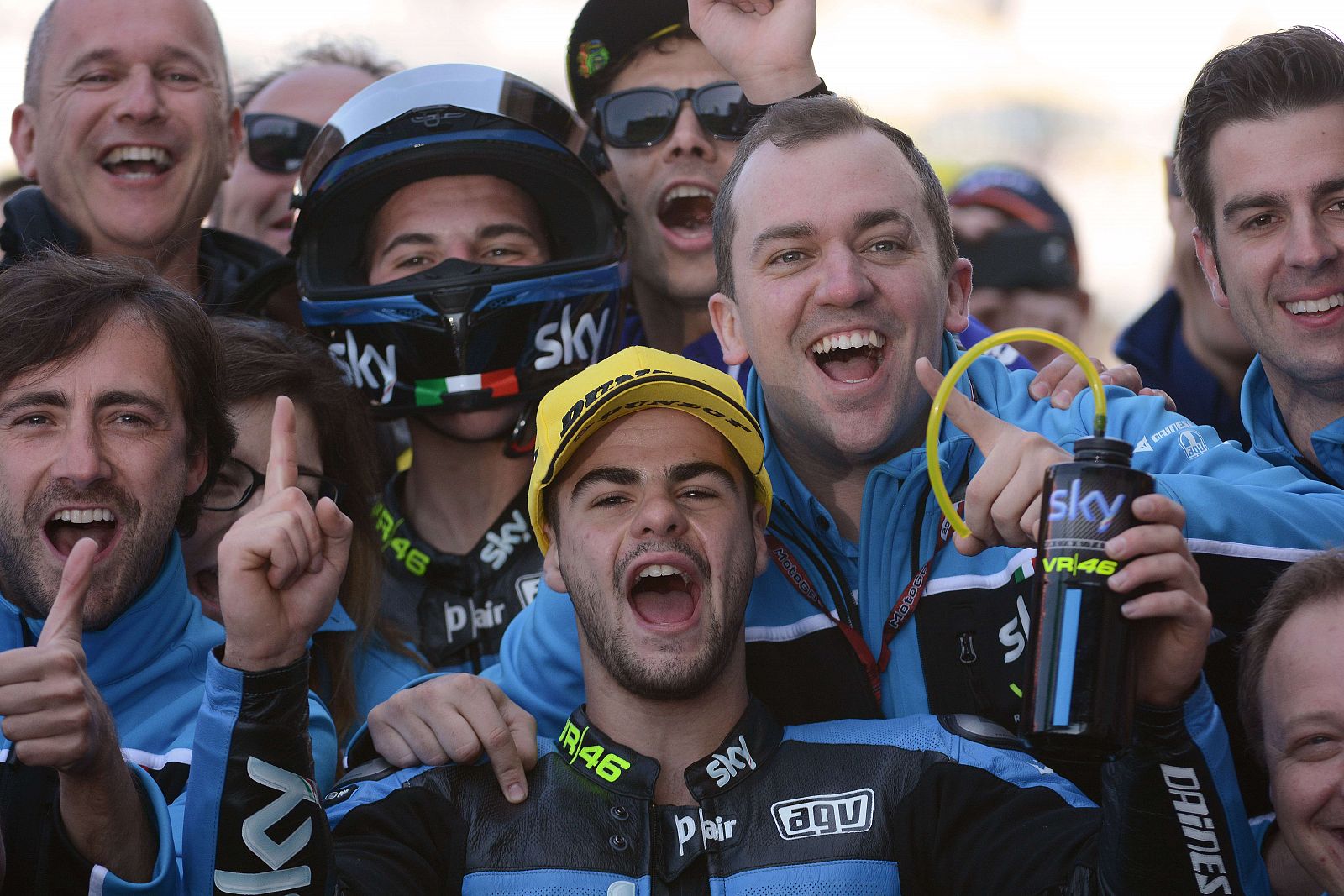 Romano Fenati celebra su triunfo en Moto3 en el trazado de Le Mans.